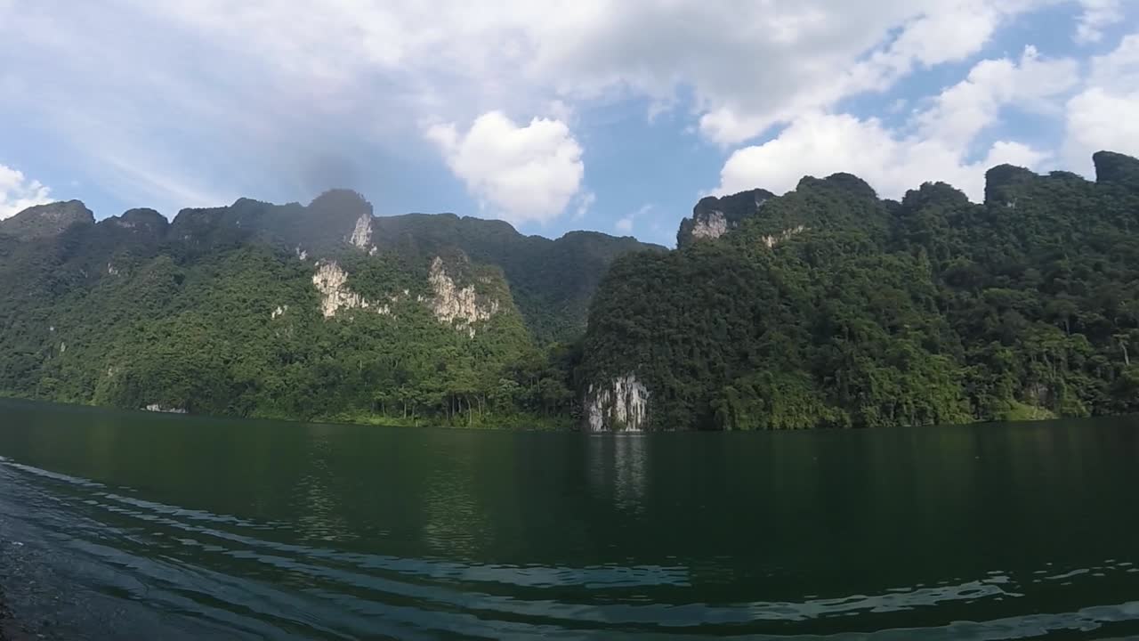 석회암 산을 배경으로 한 카누 여행
