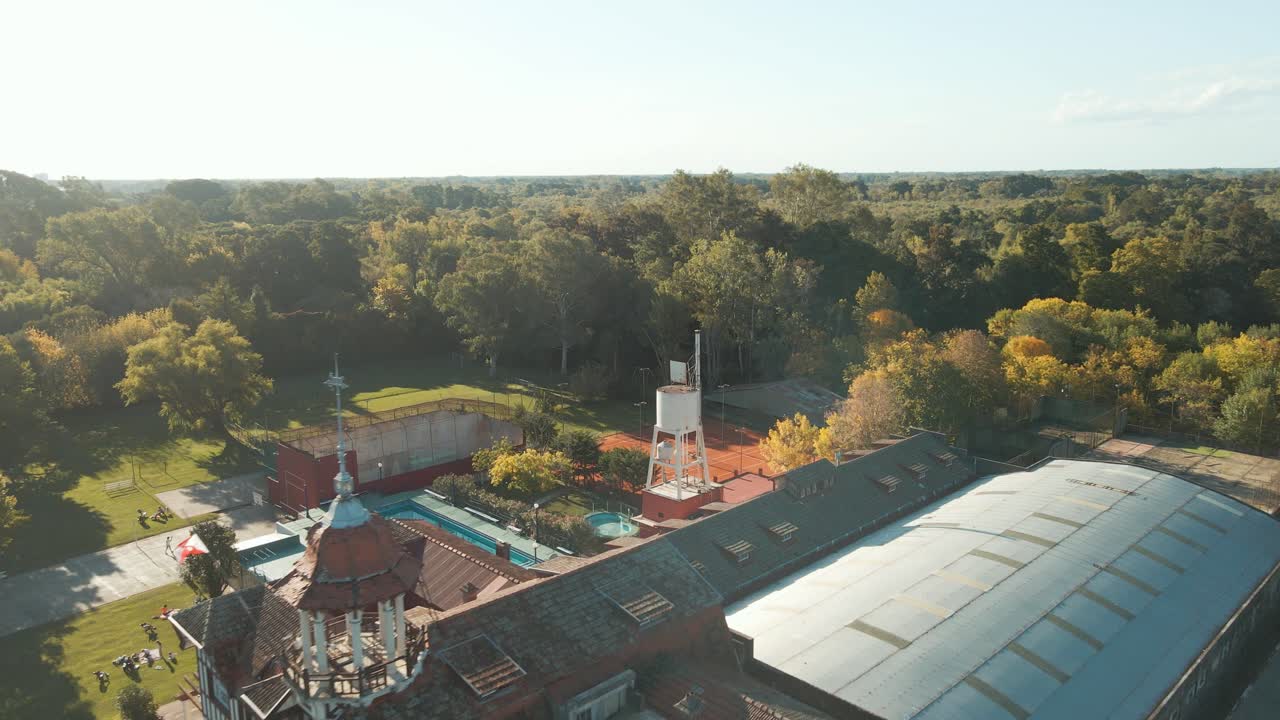 부에노스아이레스 일몰 시 라 플라타 강 근처의 티그레 전용 조정 클럽 건물과 수영장에 있는 공중 돌리