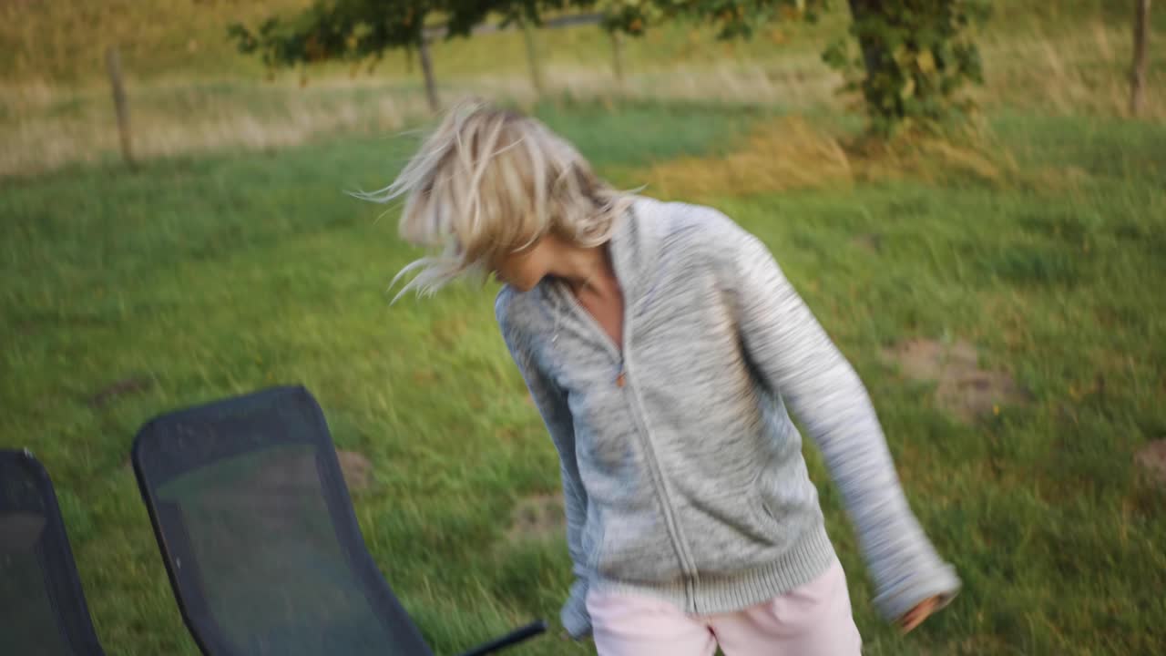 시골에서 음악을 들으면서 앉아있는 젊은 여성, 드 에서 넓은 으로 가습니다.