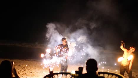 artistas de fuego entreteniendo en una playa de krabi