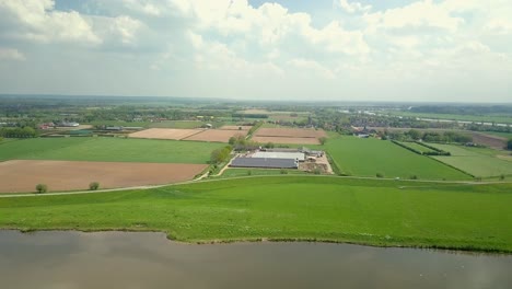 Luftdrohnenansicht-Der-Schönen-Grünen-Und-Flachen-Landschaftslandschaft-In-Den-Niederlanden