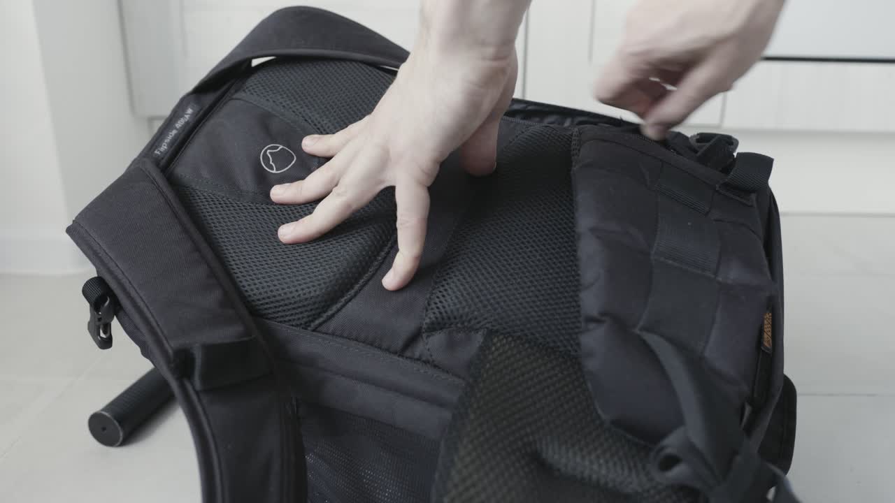 검은색 카메라 배을 검토하고 있습니다.