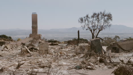 os restos carbonizados de uma casa após o incêndio de thomas no condado de ventura, califórnia