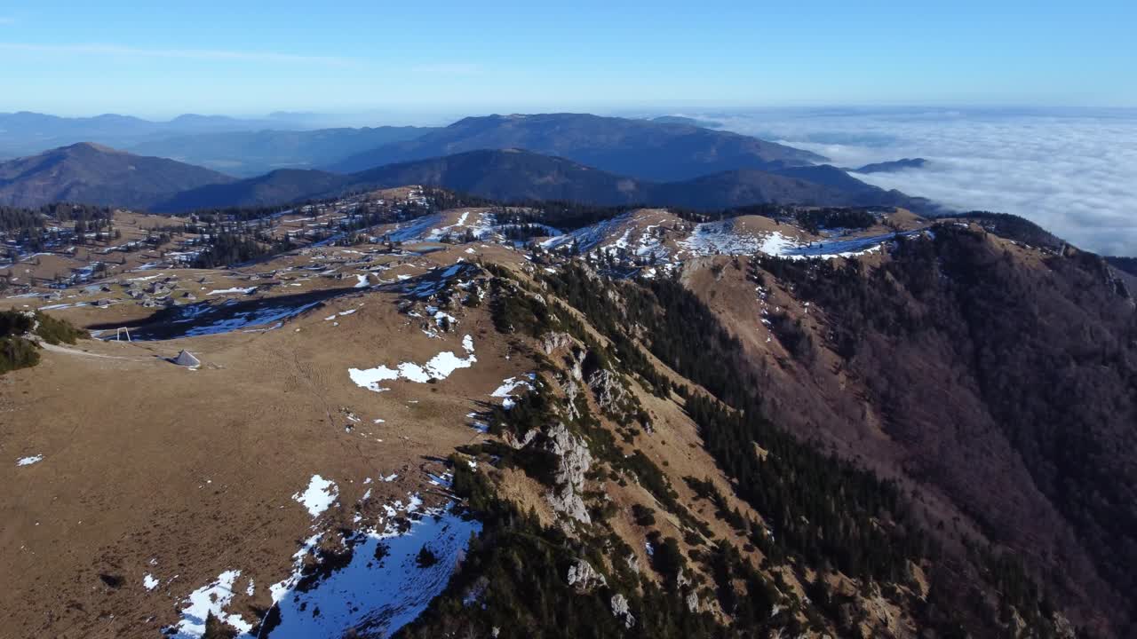 Ilmakuva talvisesta vuoristoalatasangosta Velika Planinassa, Sloveniassa