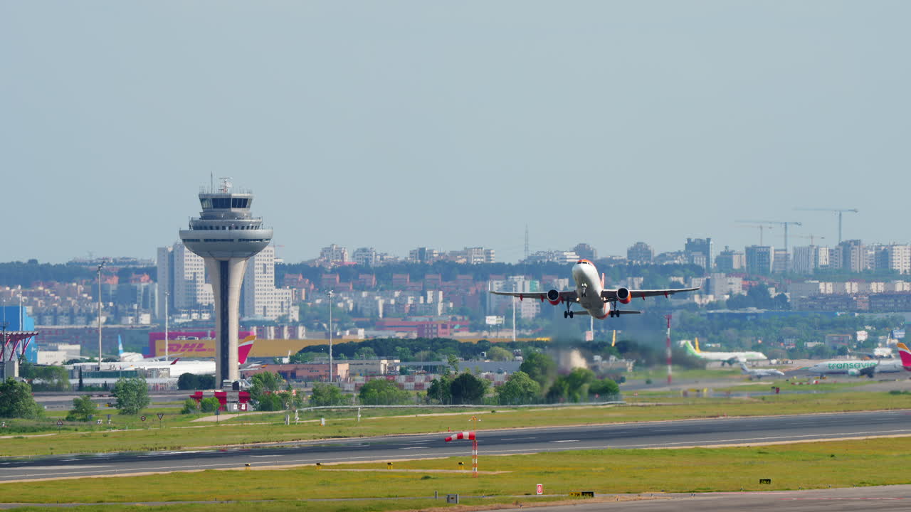 Avião Decolando de Pista de Aeroporto com Horizonte da Cidade