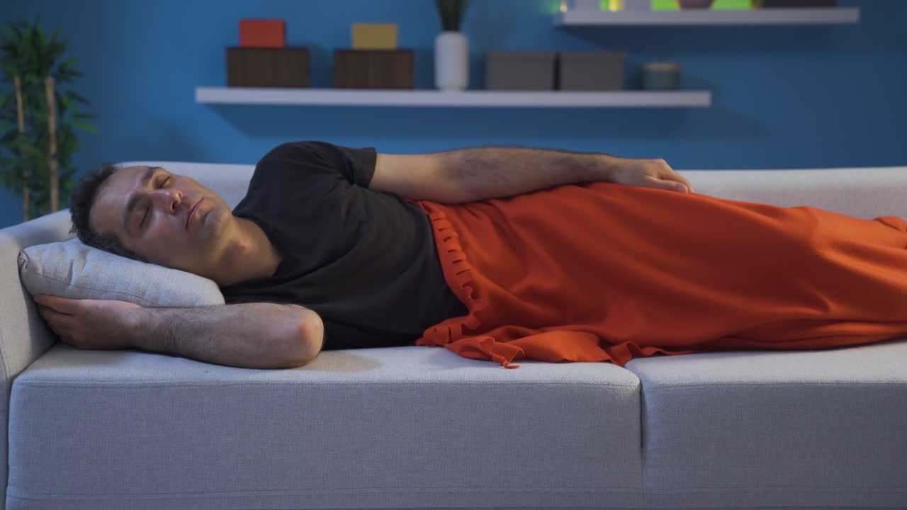 걱정된 남자는 침대에서 생각하고 있습니다.