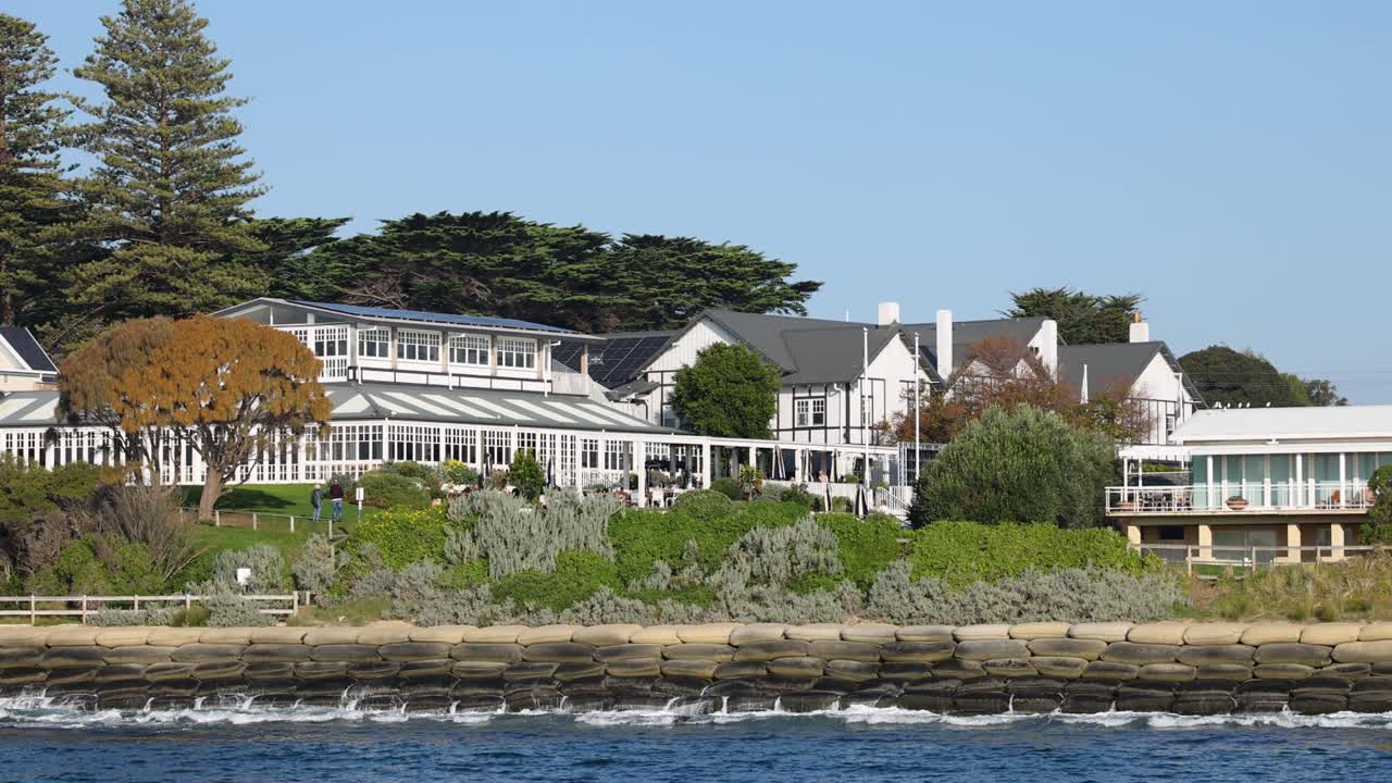 파도와 초록색으로 해안가에 있는 호텔