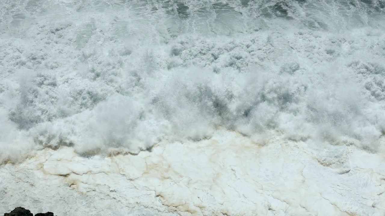 강력한 바다 파도