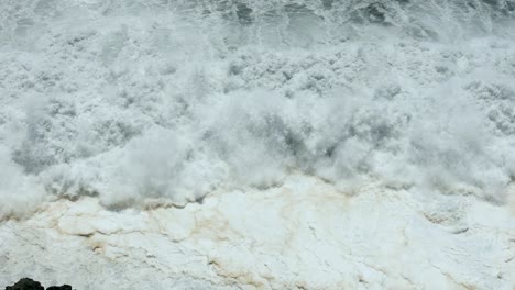 las poderosas olas del océano