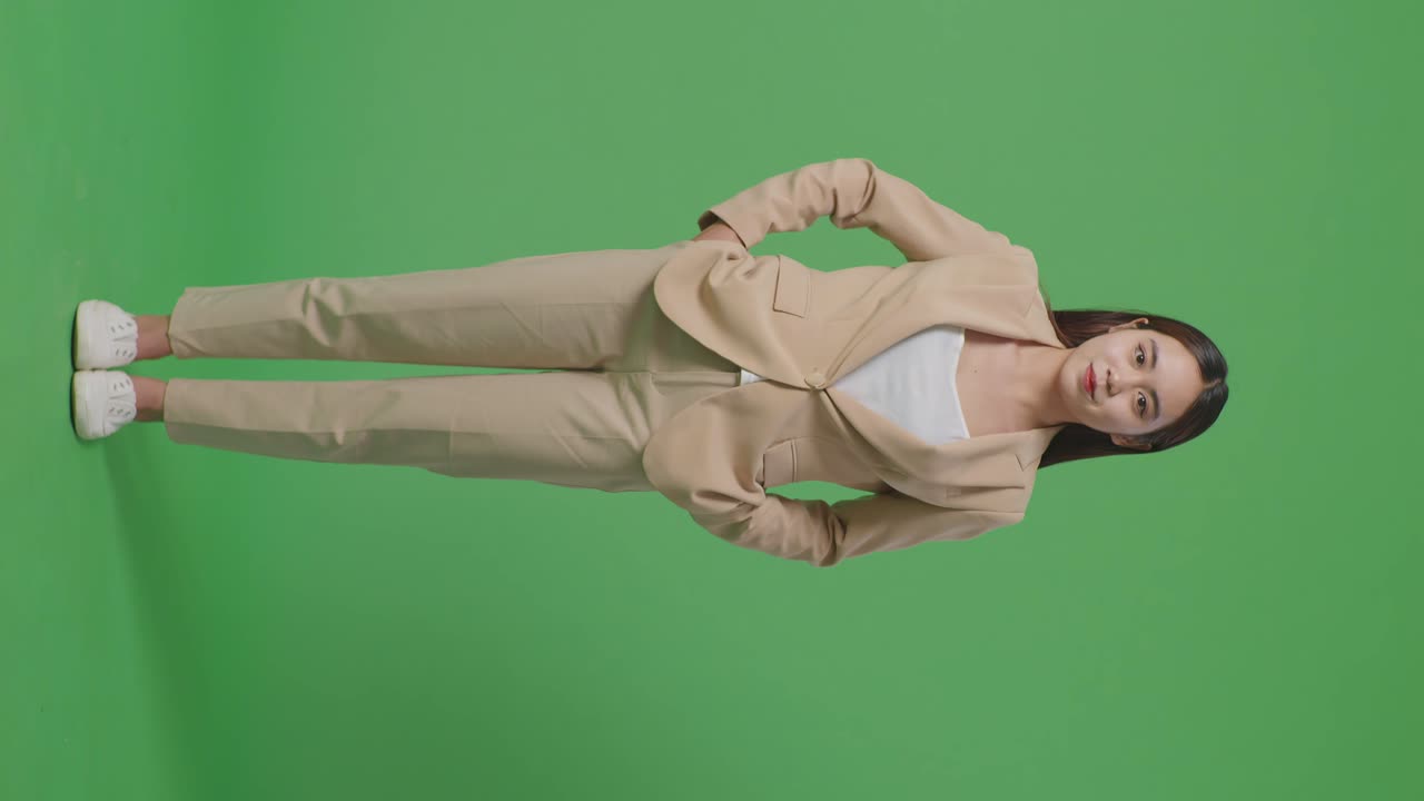 녹색 스크린에 비즈니스 슈트 여성