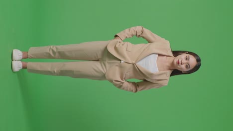 mujer en traje de negocios en pantalla verde