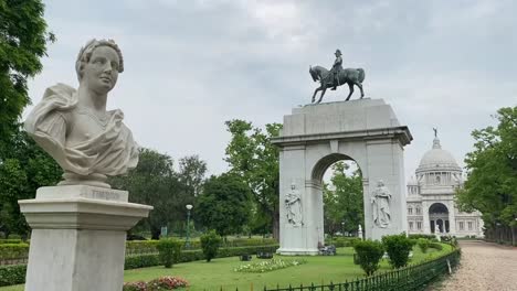 vista paesaggistica del victoria memorial con una statua di marmo di fronte al cancello