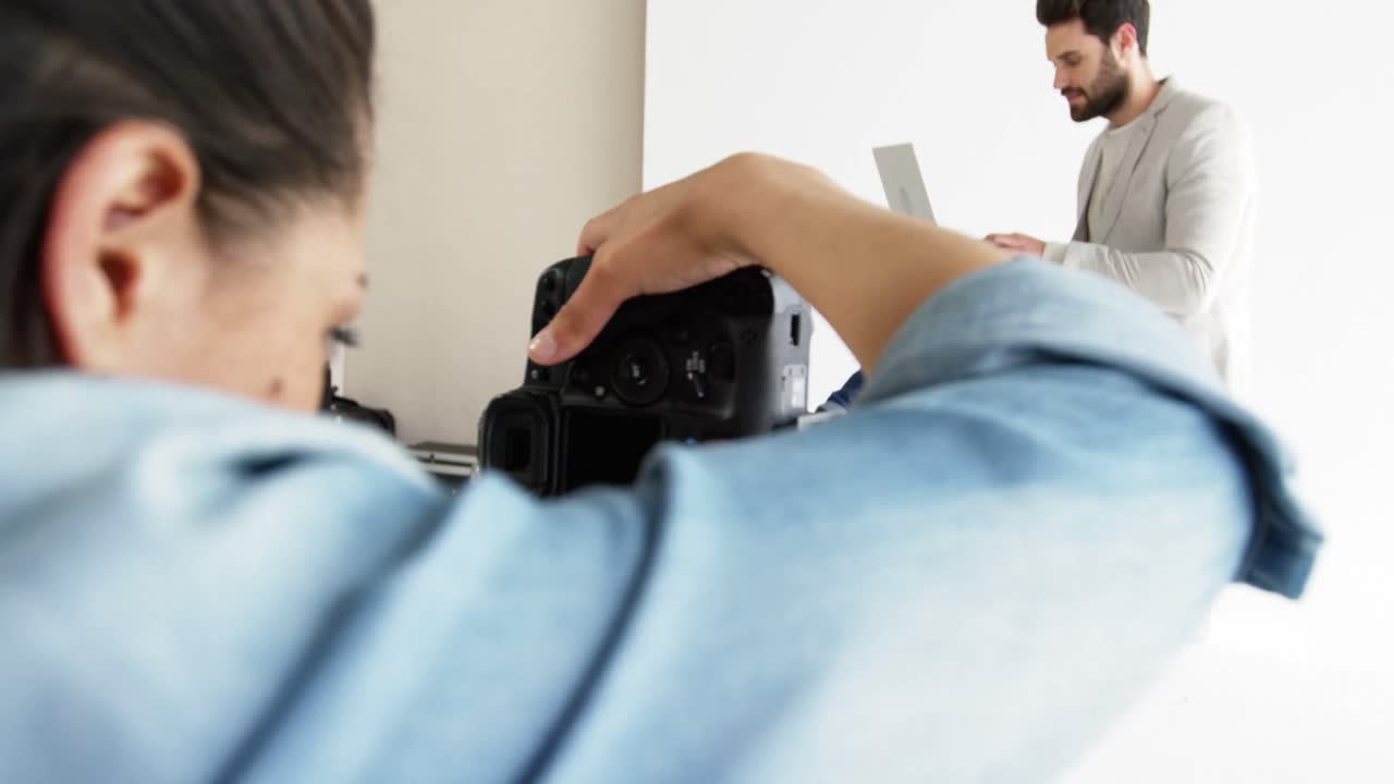 fotógrafo disparando con un modelo masculino durante una sesión de fotos de moda
