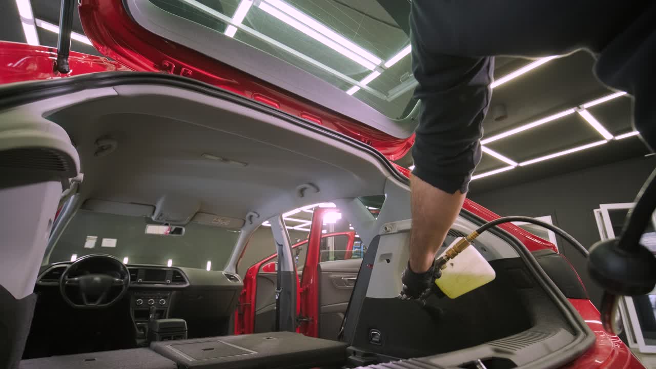 전문적인 자동차 청소. 샤워. 인테리어 세부 사항. 자동차 인테리어를 건조 청소 및 세부 사항; 깊은 좌석 청소; 자동차 세탁에서 거품을 는; 먼지에서 자동차 패널을 청소하는; 진공청소기
