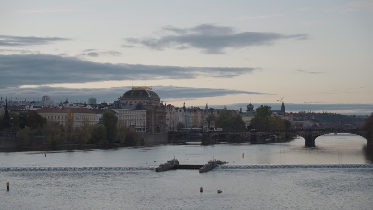 Paesaggio urbano di Praga con il fiume Moldava e il Teatro Nazionale