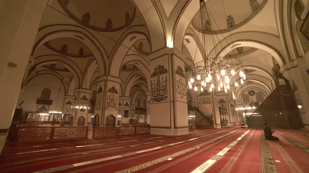 Un uomo musulmano prega da solo nella moschea gigante più bella del mondo