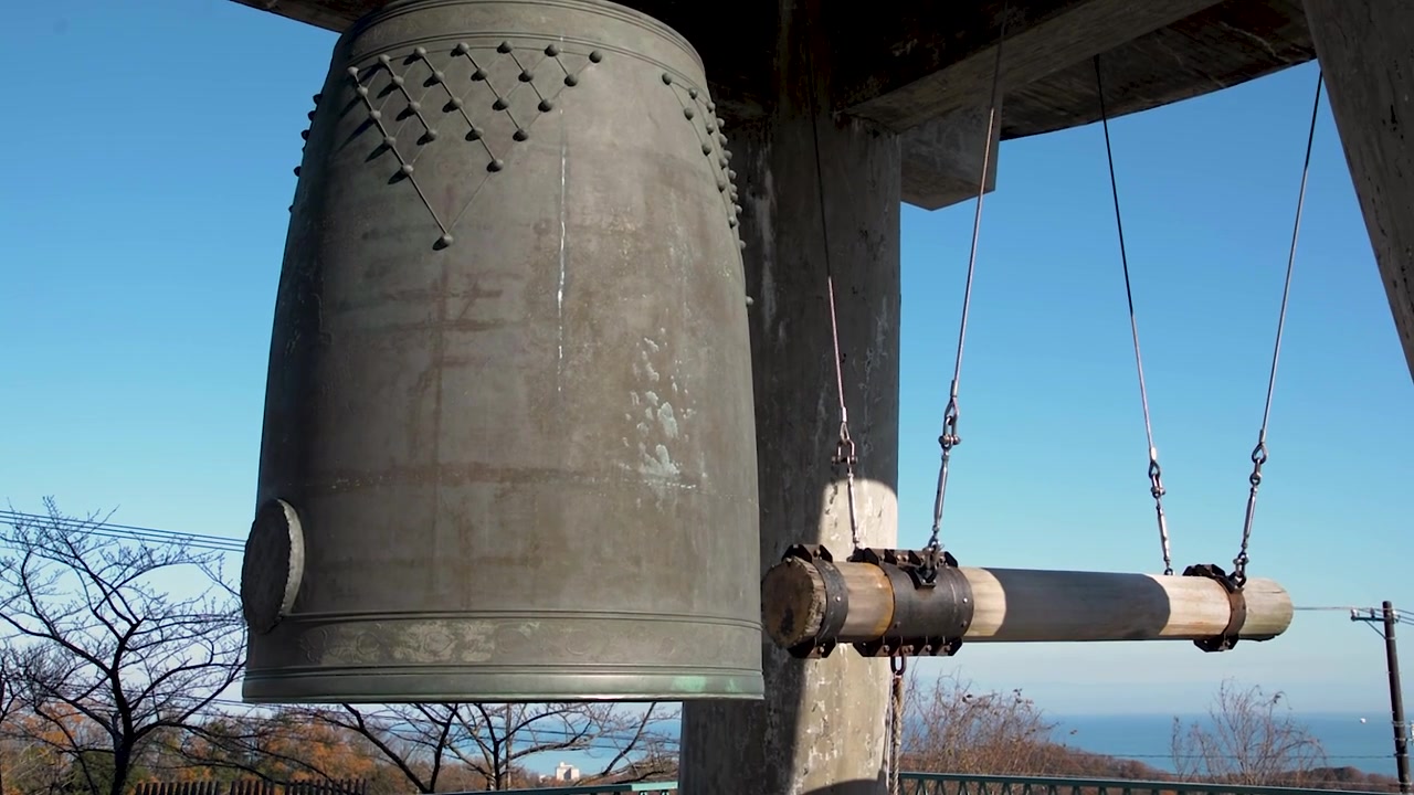 Tradizionale grande campana buddista Bonsho di bronzo in un tempio giapponese