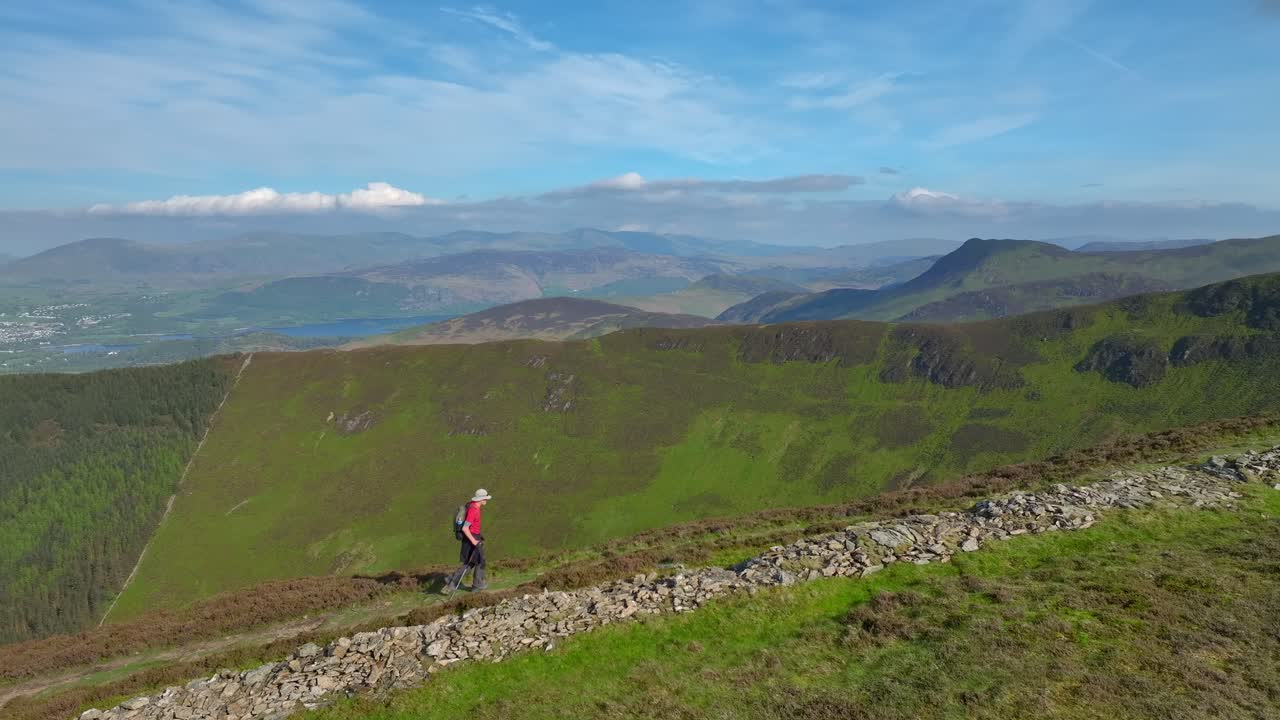 un caminante de montaña subiendo por un camino alto
