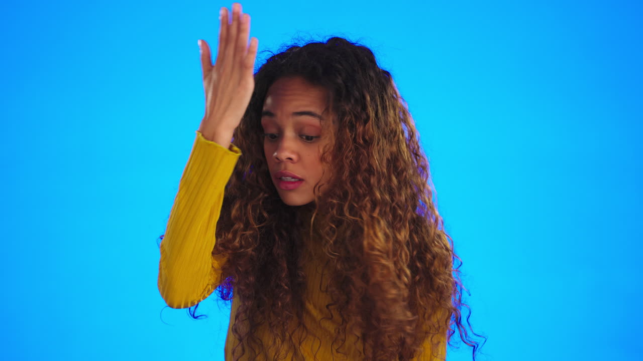 cara, mano y mujer frustrada en un estudio