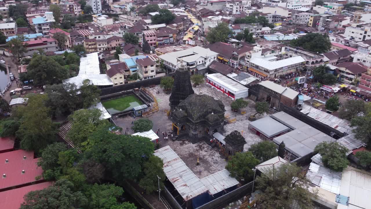 vista aérea del sagrado templo trimbakeshwar jyotirling dedicado al señor shiva con peregrinos y devotos en la calle durante el mes de shravana, ciudad de trimbak, nashik, maharashtra, india