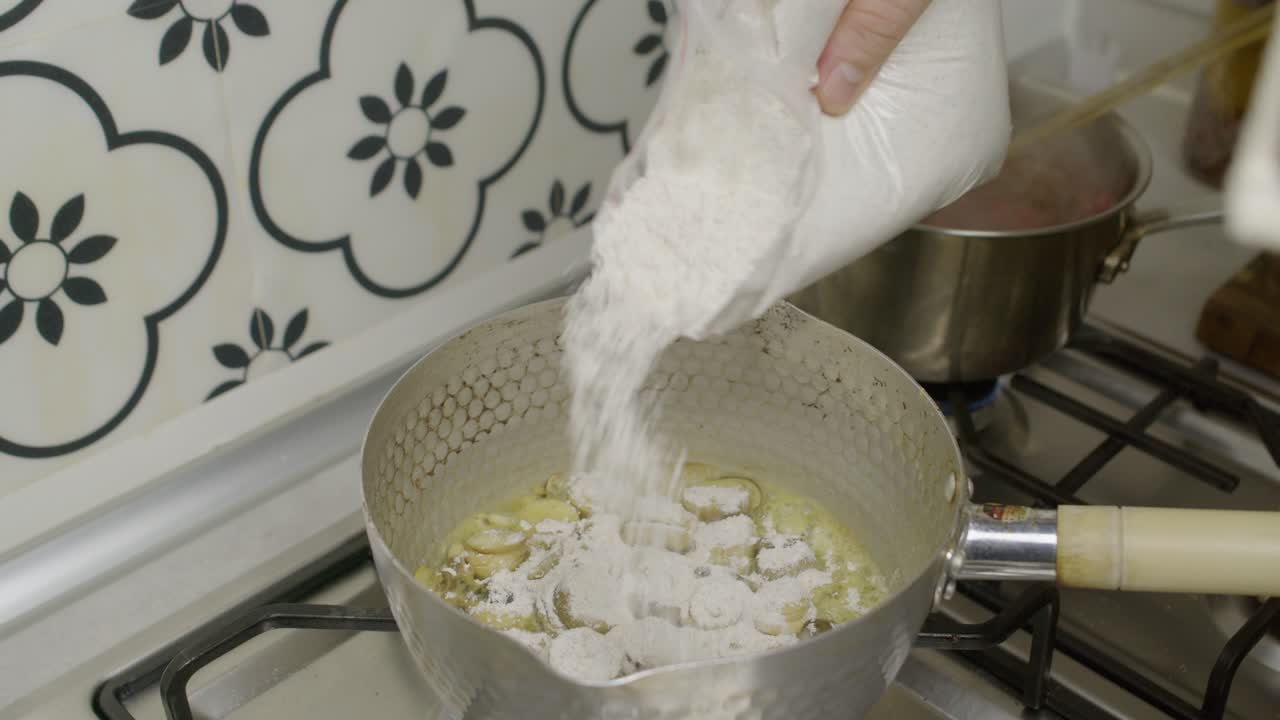 agregar harina en la olla con champiñones