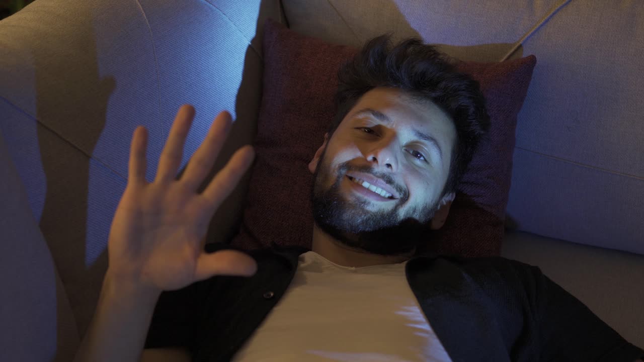 retrato en primer plano de un hombre esquizofrénico loco.