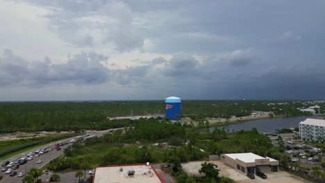 Fliegen-In-Richtung-Wasserturm-In-Der-Nähe-Von-Orange-Beach,-Alabama