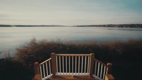 Escaleras-De-Madera-De-La-Casa-Con-Vistas-Al-Tranquilo-Lago-Temprano-En-La-Mañana