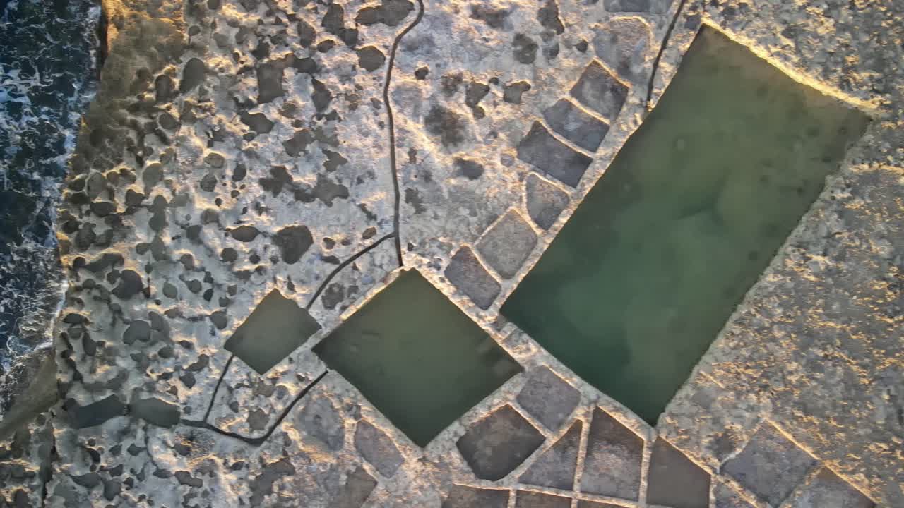 fotografía aérea de las salinas cerca del mar en malta