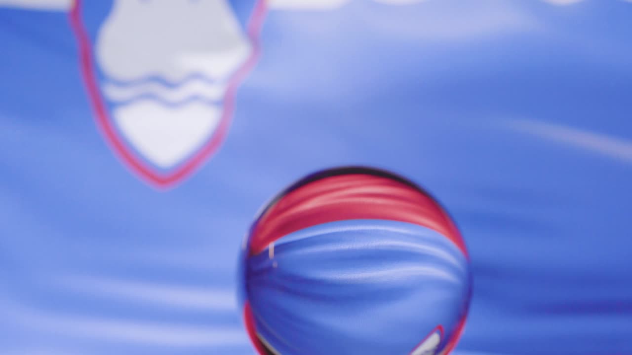 슬로베니아 국기가 4k에서 파란 하늘을 향해 흔들리고 있습니다.