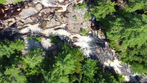 Wunderschöne-Außenaufnahme-Einer-Reihe-Wunderschöner-Kanadischer-Wasserfälle-Und-Stromschnellen