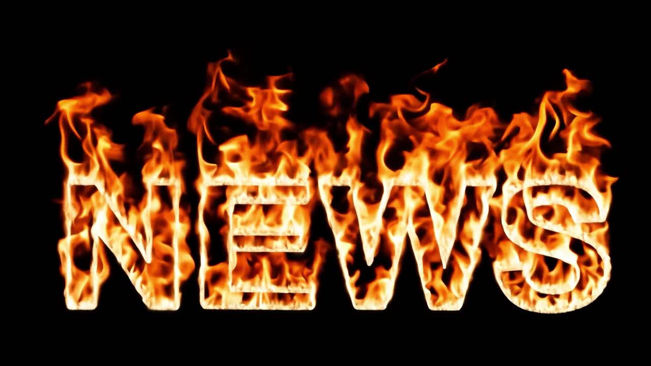 불타는 불꽃은 뉴스라는 단어를 활기찬 색으로 바꾸고, 검은 바탕에 빨간색과 오렌지색에서 파란색으로 변합니다.