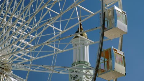 Podil-Riesenrad-In-Kiew-Dreht-Sich-An-Einem-Sonnigen-Herbsttag-Mit-Dem-Turm-Der-St.-Katharinen-Kirche