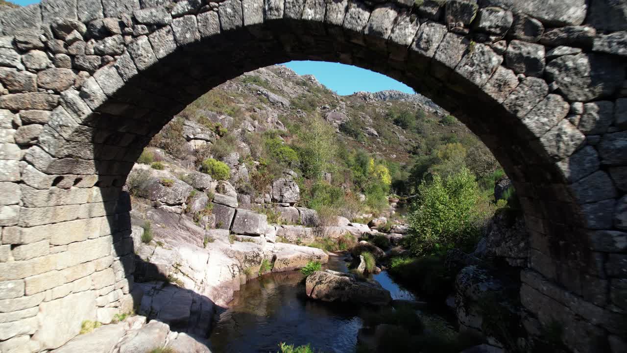 volando sobre el antiguo puente de piedra sobre el hermoso río