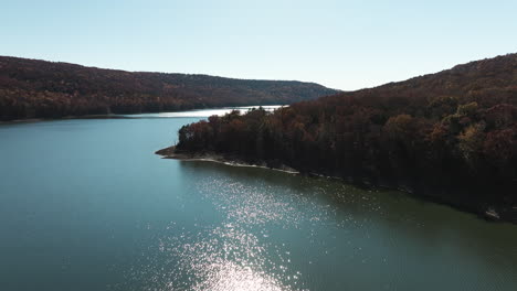 Paisaje-Idílico-Del-Lago-Y-El-Bosque-Otoñal,-Parque-Estatal-Lake-Fort-Smith-En-Arkansas,-Estados-Unidos---Disparo-Aéreo-De-Drones