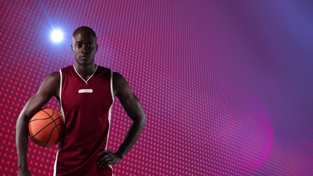 Animation af afroamerikansk mandlig basketballspiller, der holder en bold, over røde pixels med bevægeligt lys.