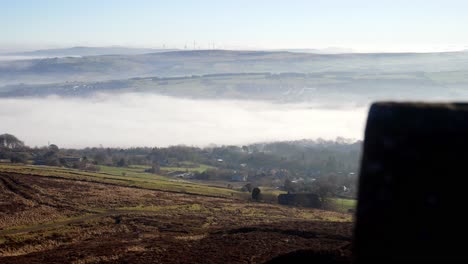 Chimenea-De-La-Industria-A-Través-De-Las-Nubes-De-Niebla-Niebla-Pasando-Campo-Valle-Almena-De-Piedra-Punto-De-Vista-Revelan-A-La-Izquierda