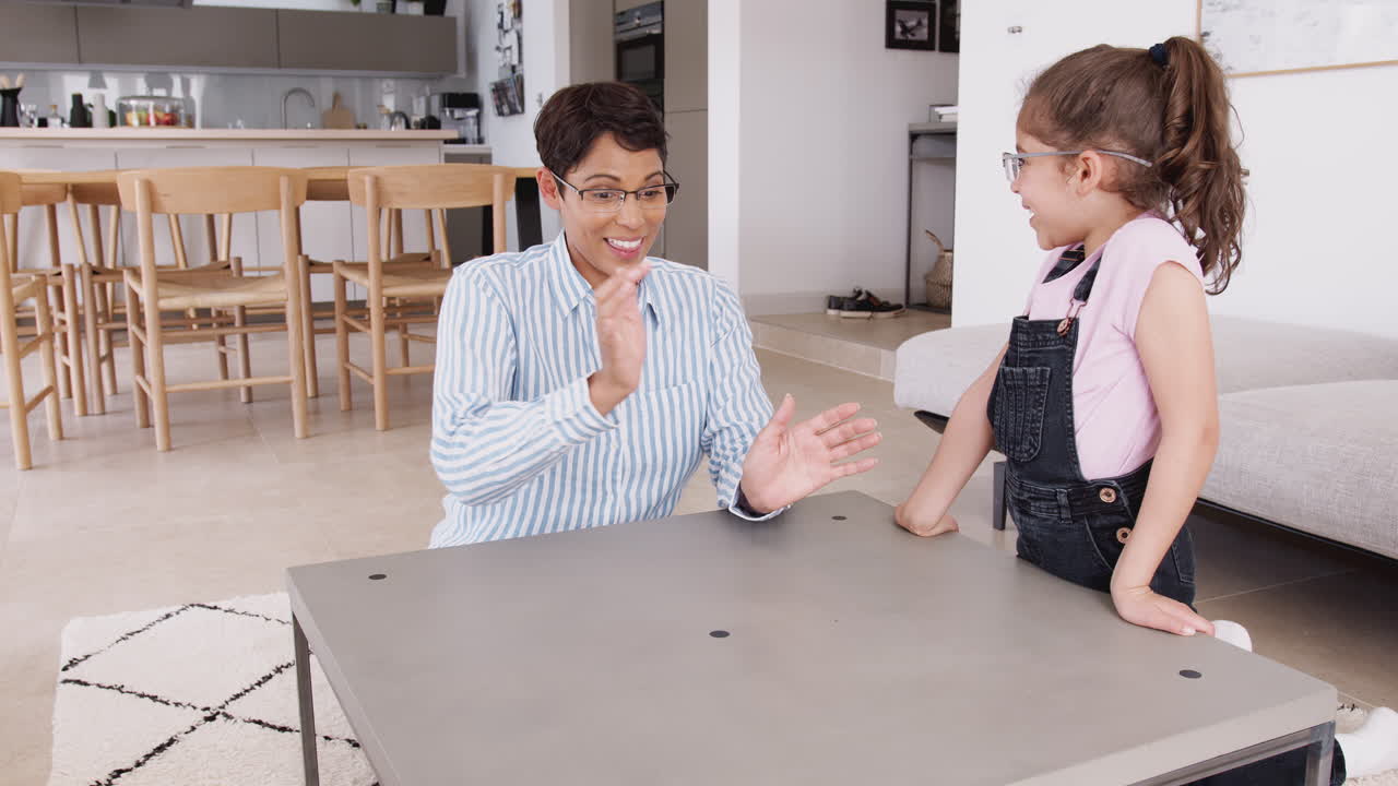 madre e hija explorando con globo de realidad aumentada en casa