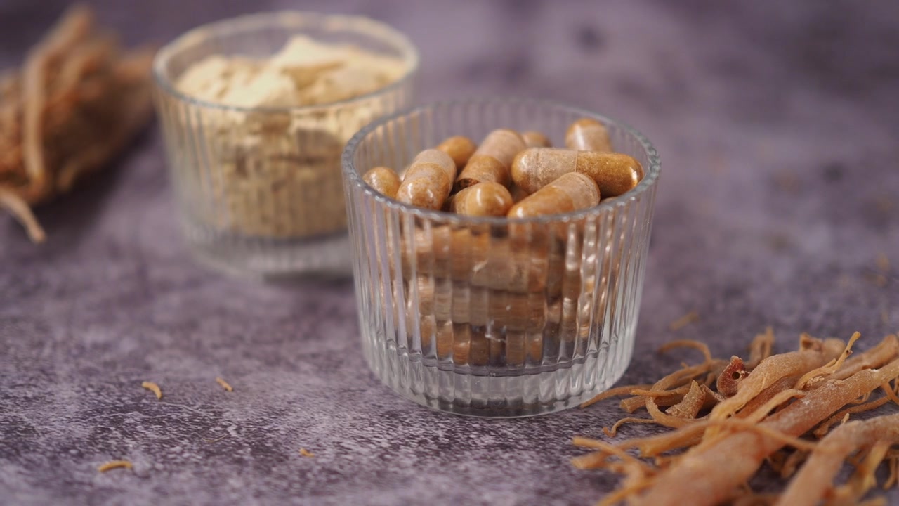 Ginseng Root Capsules and Powder in Glass Bowls