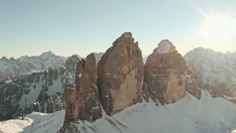 disparos circulares de drones de la montaña tre cime frente a los dolomitas retroiluminados