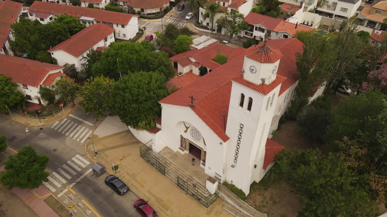 Tomada Aérea da Igreja de San Juan em Parque na Cidade de Buenos Aires, Argentina