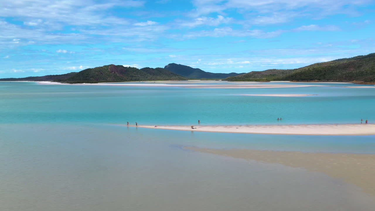 whitehaven beach whitsunday island australia의 아름다운 모래 해변에서 사람들의 무인 항공기 추적