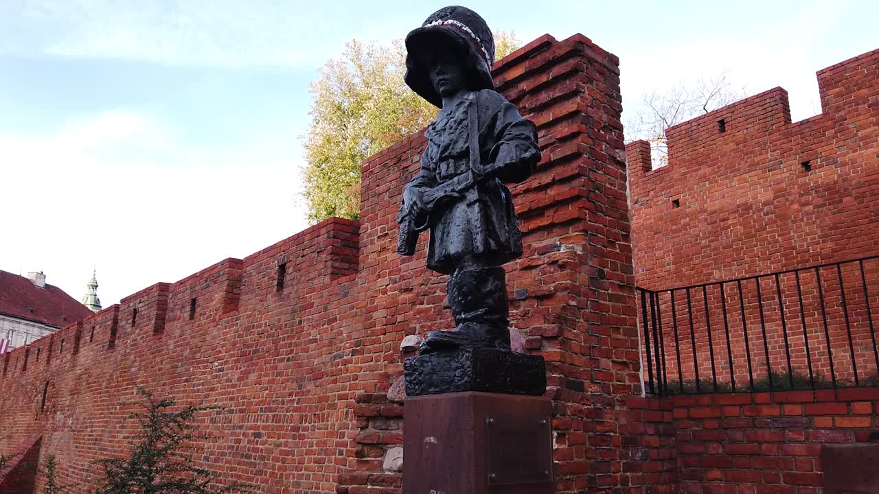 primer plano del pequeño monumento a los insurgentes en el casco antiguo de varsovia, polonia