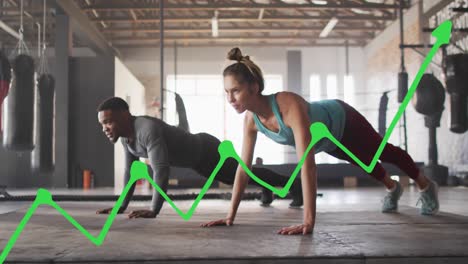 animación del procesamiento de datos sobre diversos hombres y mujeres haciendo flexiones, haciendo ejercicio en el gimnasio de boxeo