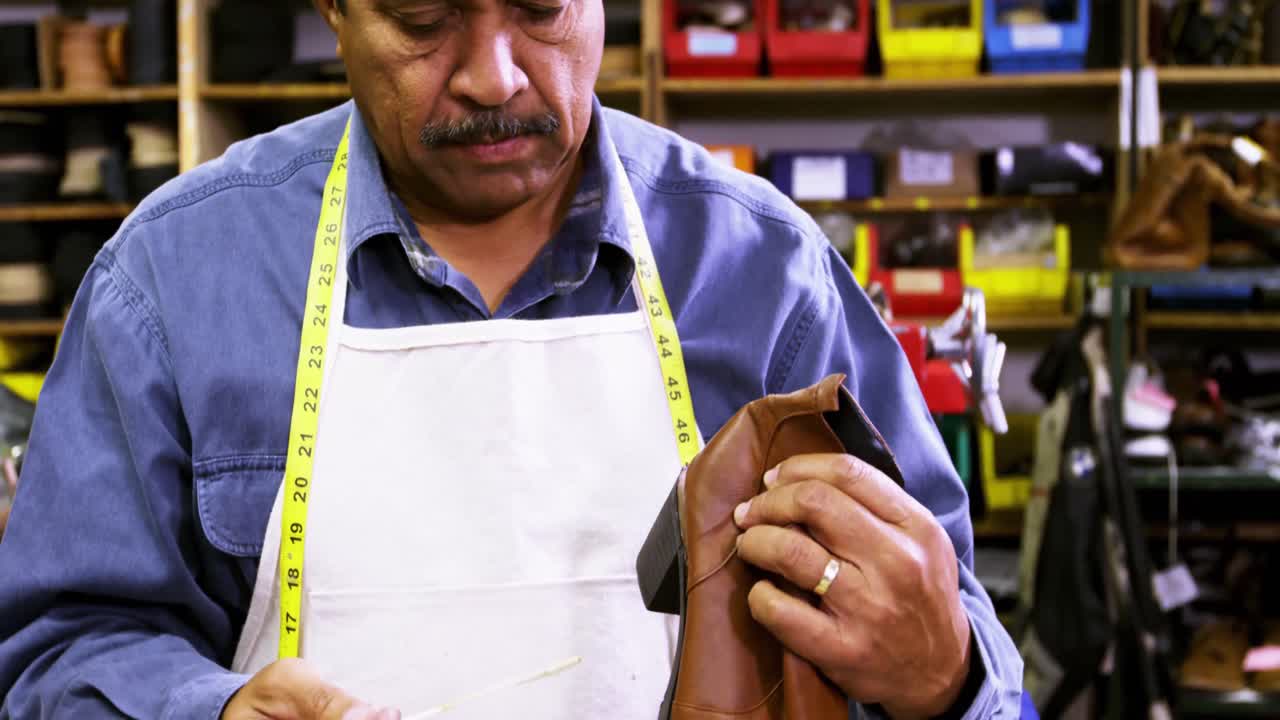 zapatero aplicando pegamento en el zapato