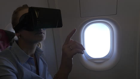 mujer usando auriculares vr en el avión