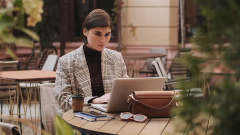 una mujer de negocios en un descanso de café al aire libre.