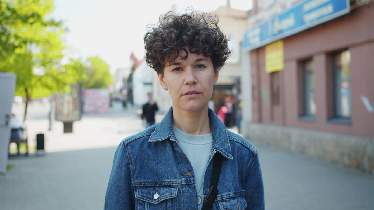 mujer en la calle de la ciudad
