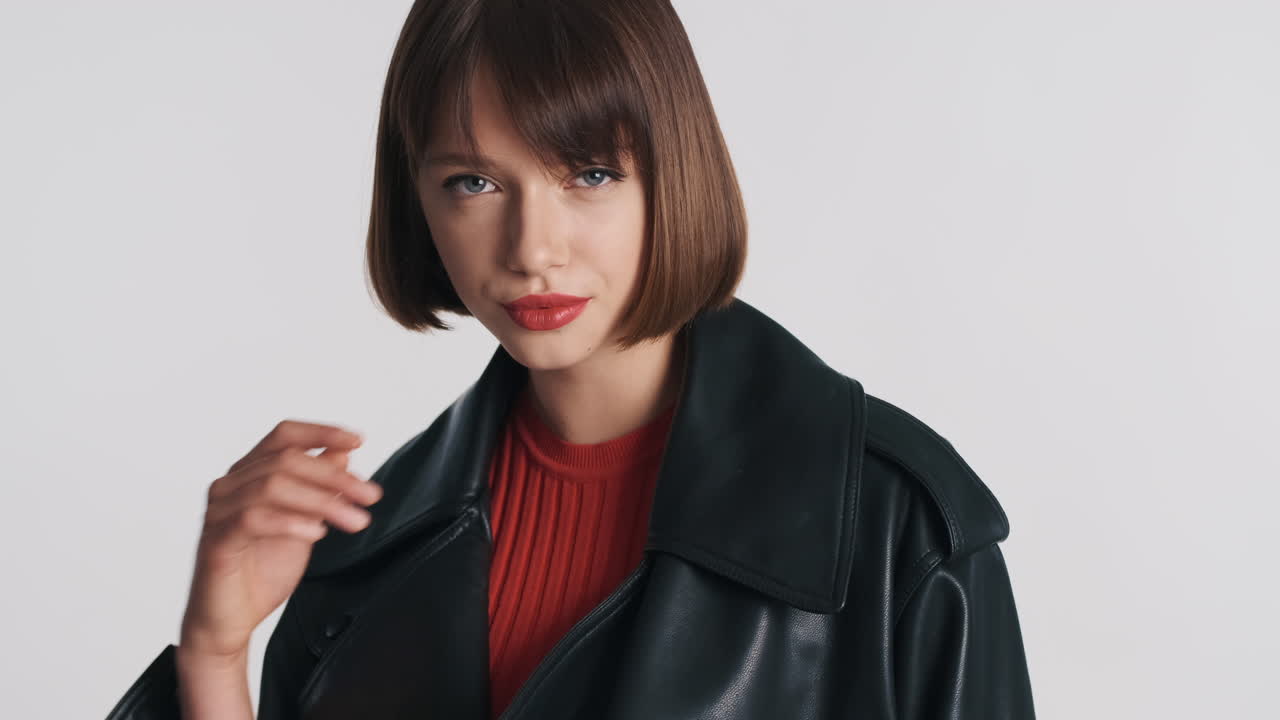 빨간 입술 으로 카메라 를 유혹 하는 매력적 인 소녀