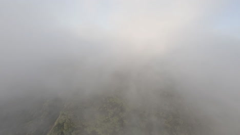 drone fpv de alta velocidad volando a través de las nubes y bajo por encima de los árboles del valle del bosque de alella, cataluña